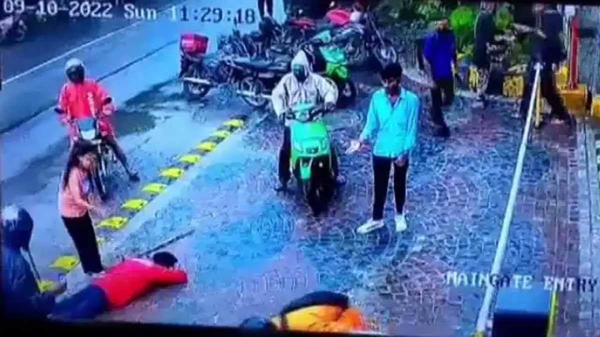 नोएडा : जोमैटो डिलीवरी ब्वॉय और गार्ड के बीच चले डंडे, मारपीट का वीडियो वायरल